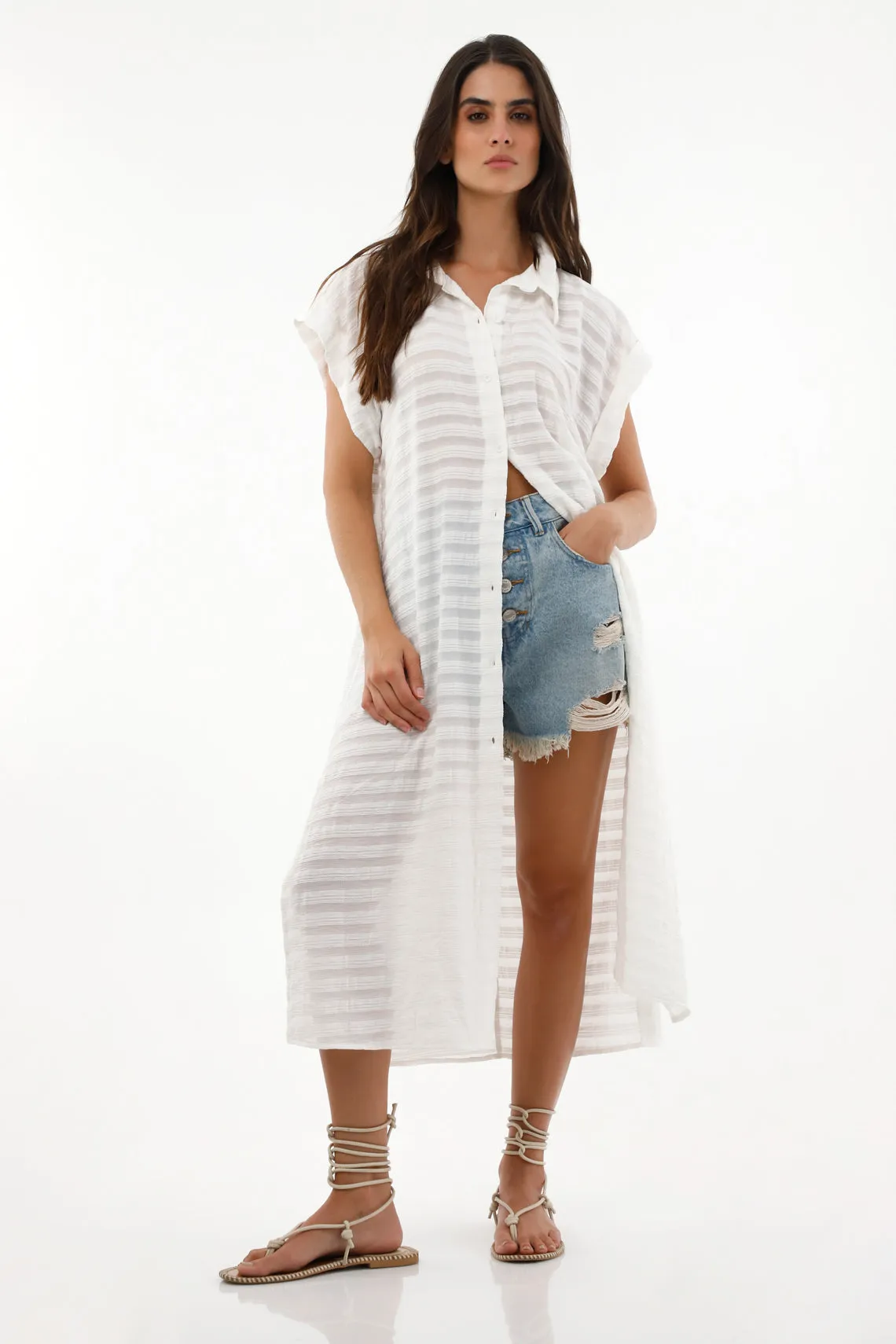 Camisa crudo cuello clásico de silueta larga y manga corta para mujer