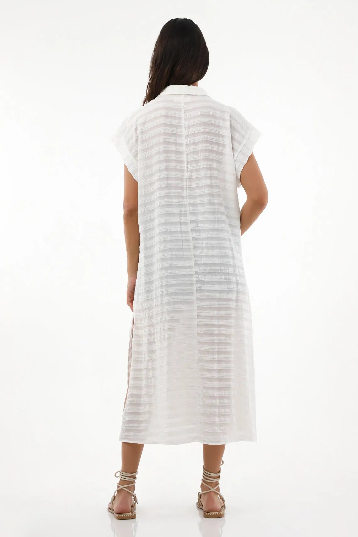 Camisa crudo cuello clásico de silueta larga y manga corta para mujer