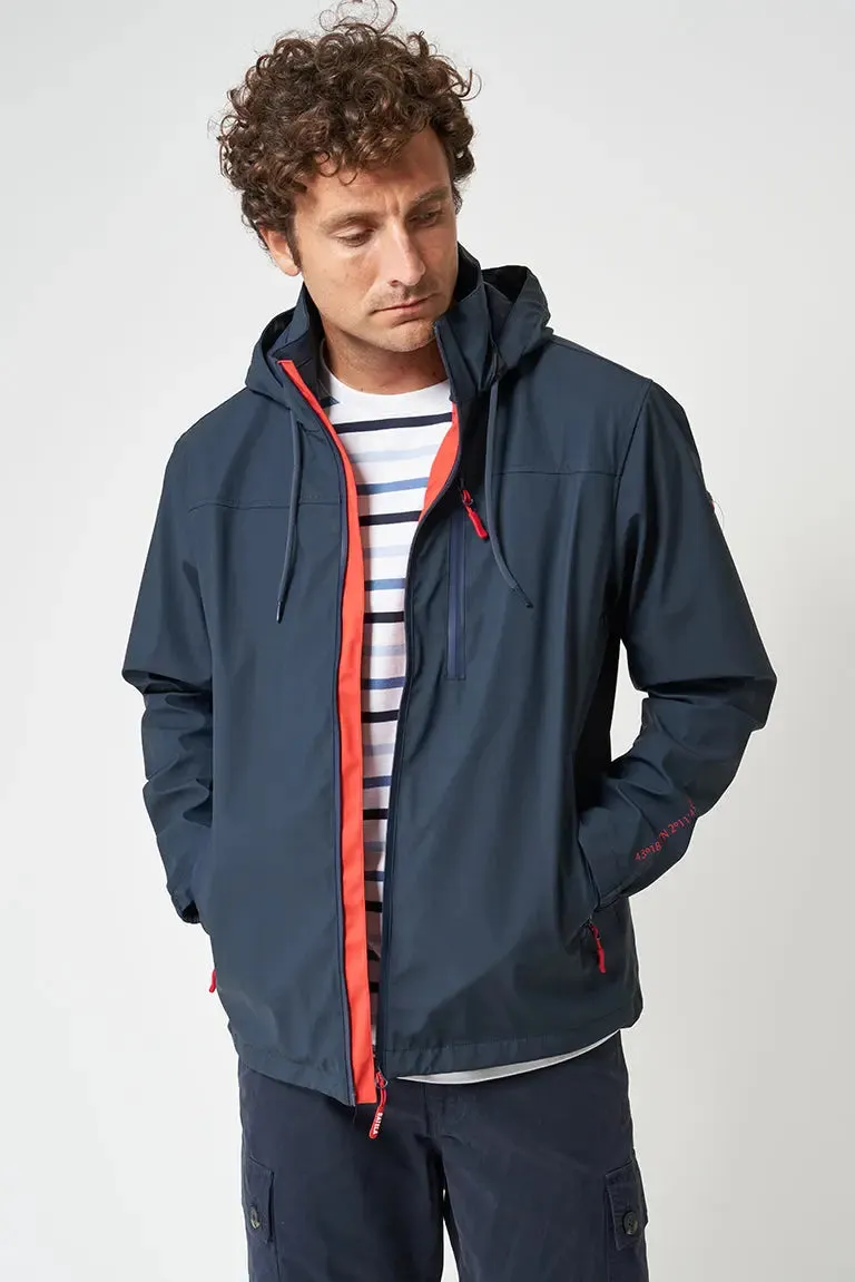 Chubasquero ligero marinero impermeable coordenadas en manga, bolsillo delantero.