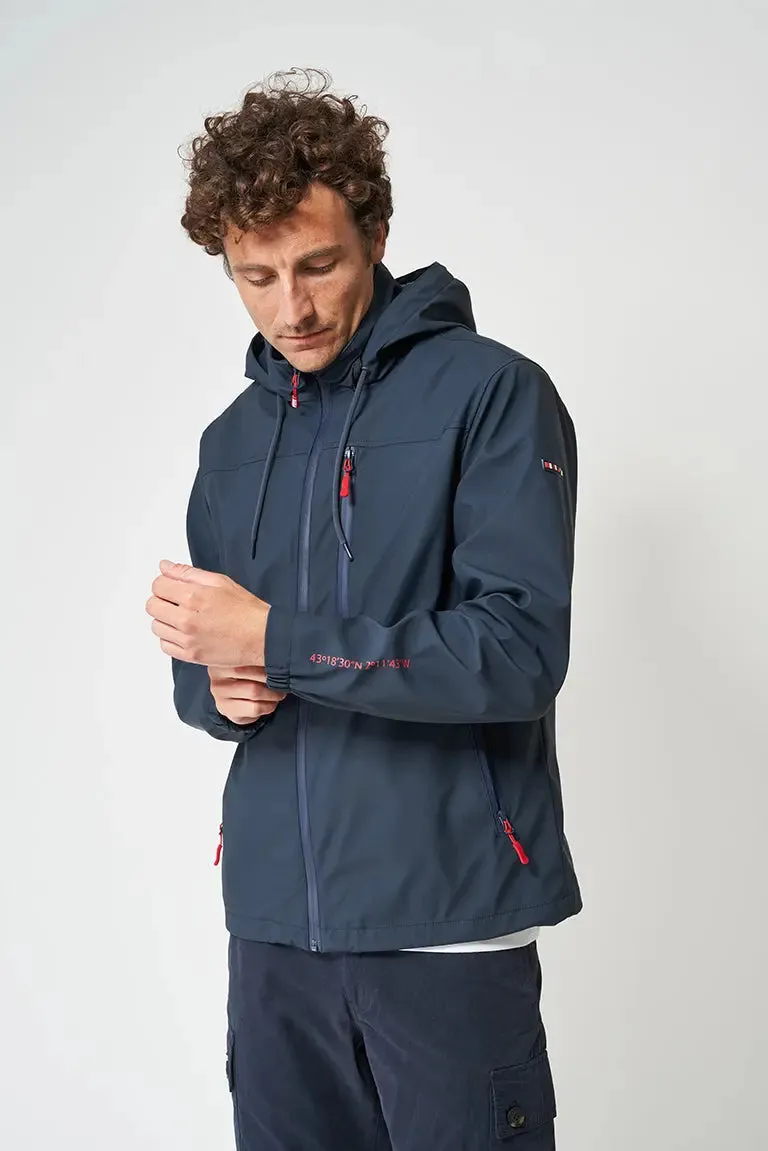 Chubasquero ligero marinero impermeable coordenadas en manga, bolsillo delantero.