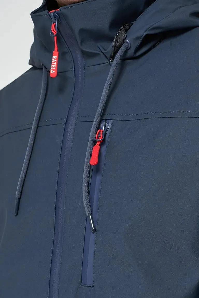 Chubasquero ligero marinero impermeable coordenadas en manga, bolsillo delantero.