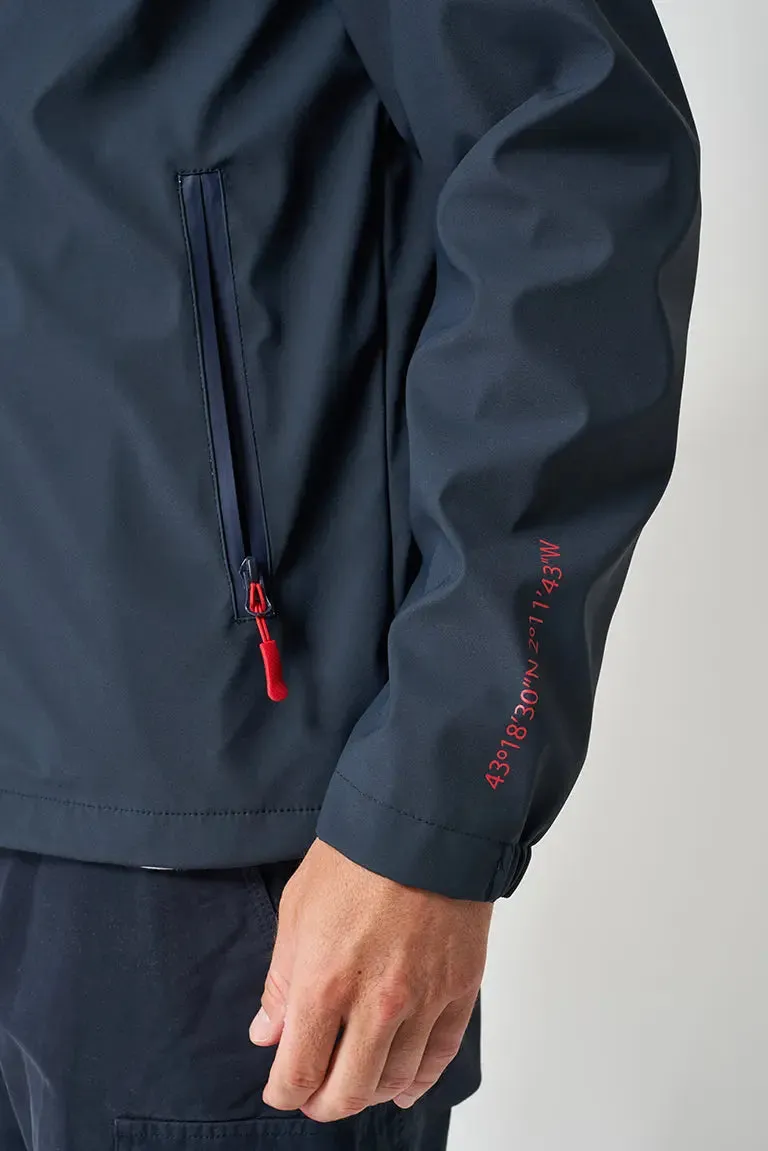 Chubasquero ligero marinero impermeable coordenadas en manga, bolsillo delantero.