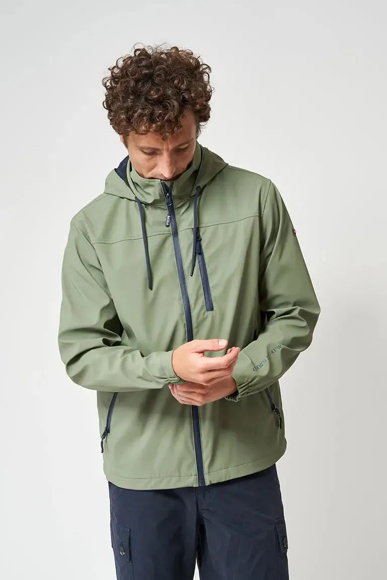 Chubasquero ligero marinero impermeable coordenadas en manga, bolsillo delantero.