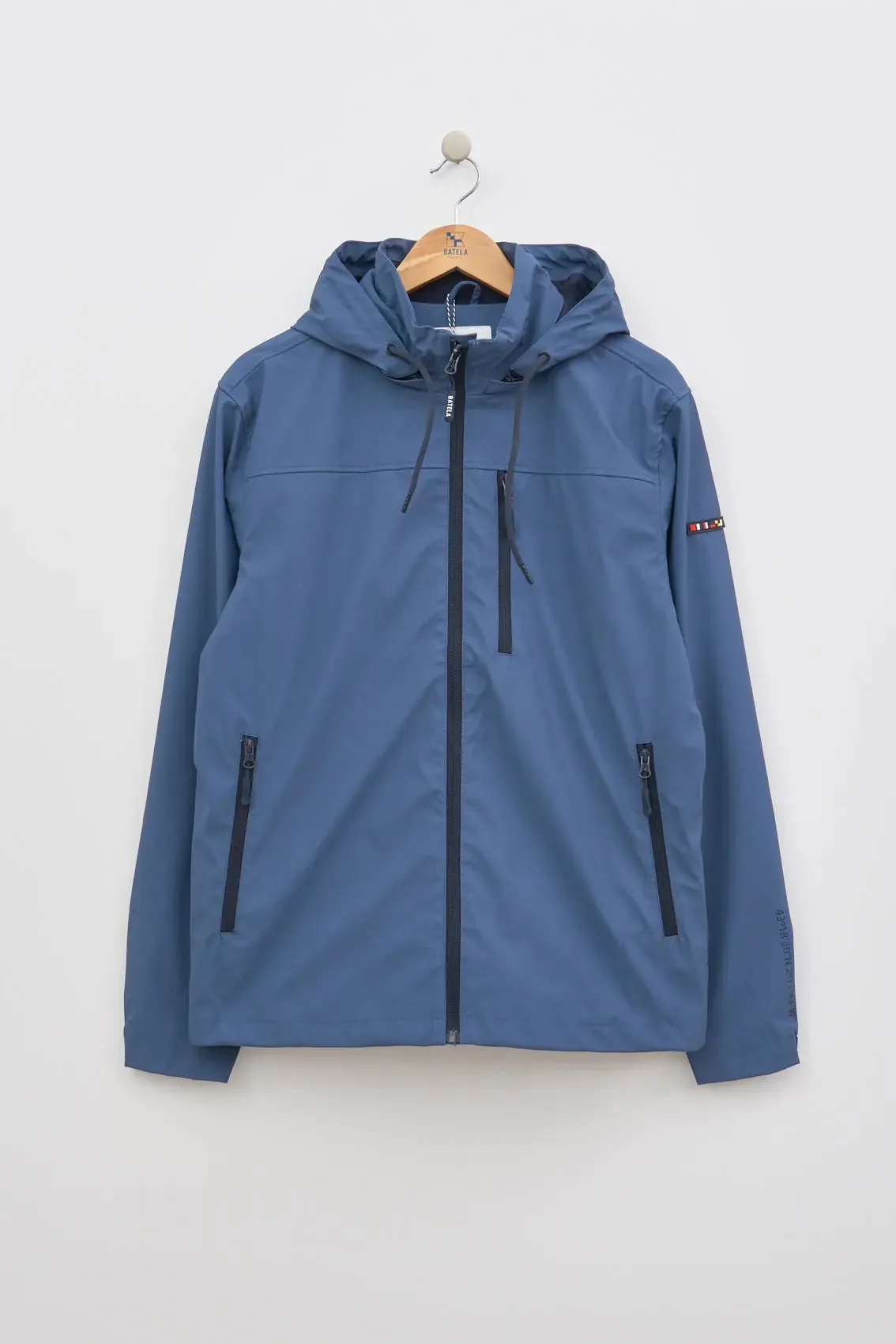 Chubasquero ligero marinero impermeable coordenadas en manga, bolsillo delantero.