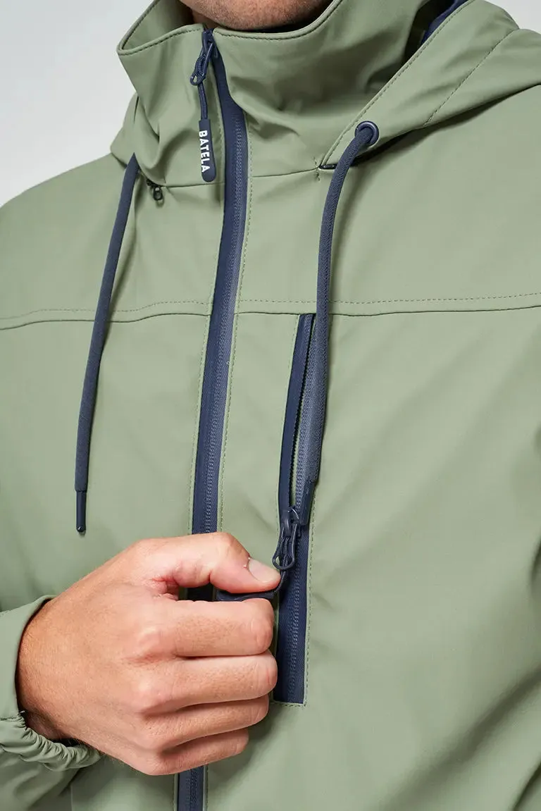 Chubasquero ligero marinero impermeable coordenadas en manga, bolsillo delantero.