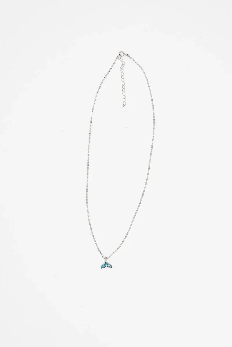 Collar en plata de ley 925 con cola de ballena azul en piedra
