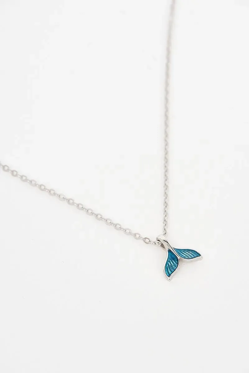 Collar en plata de ley 925 con cola de ballena azul en piedra