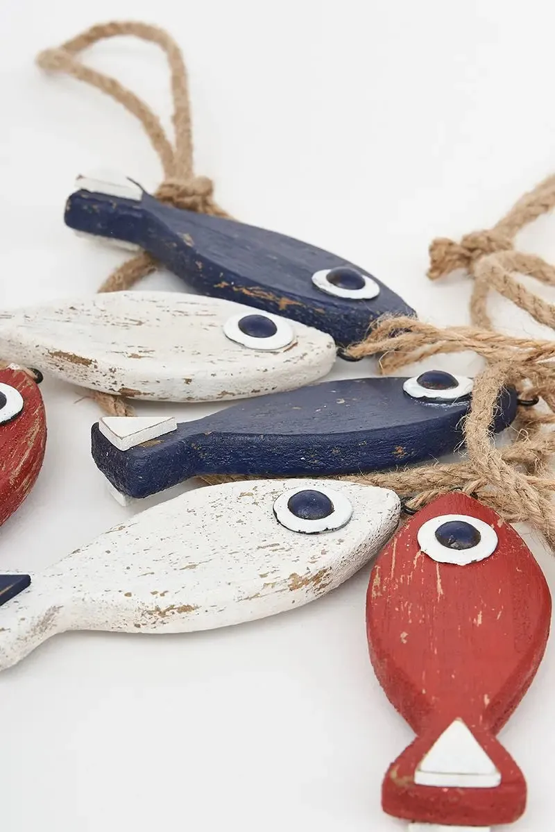 Guirnalda de peces de madera