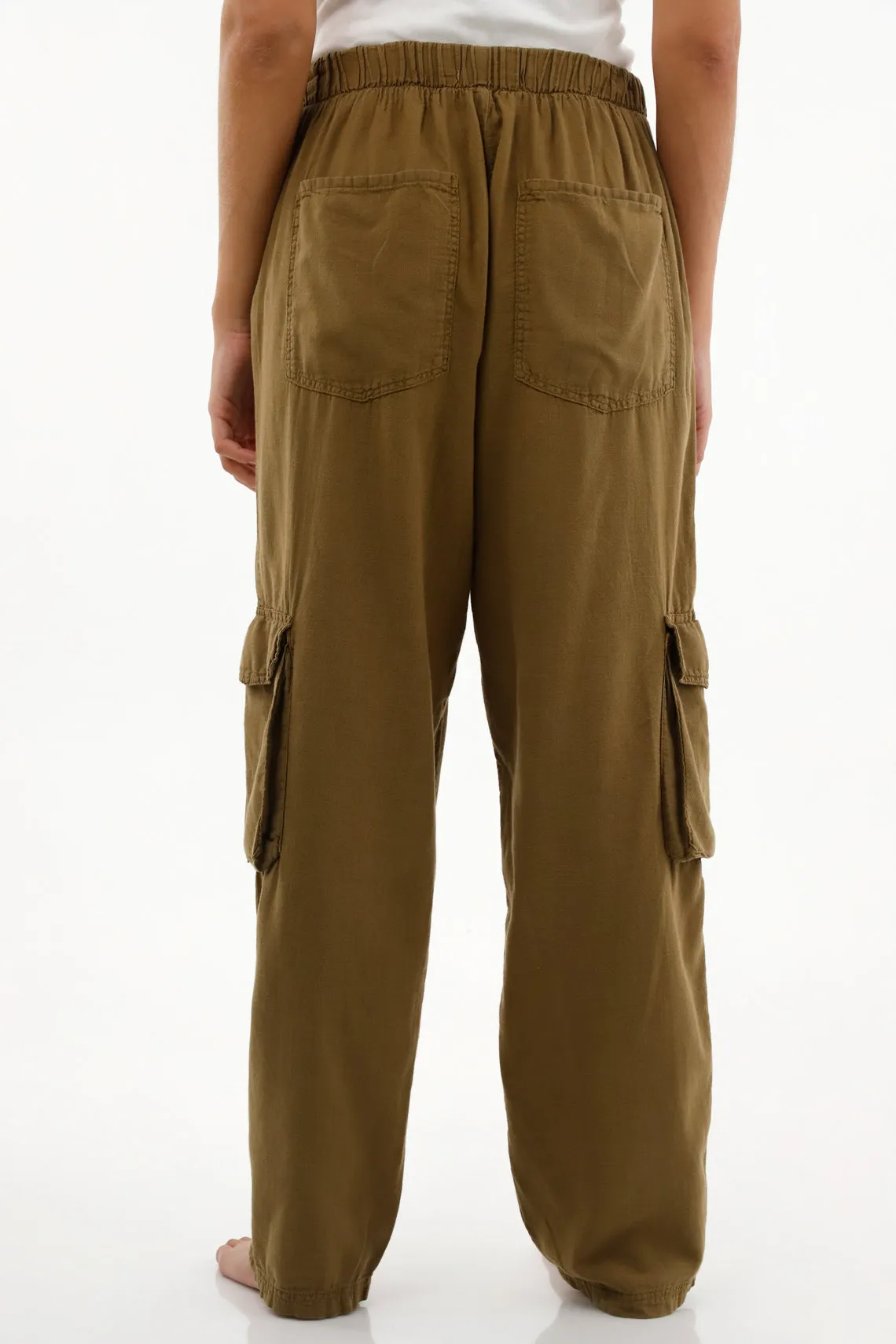 Pantalón oversize de tiro alto con bolsillos cargo para mujer